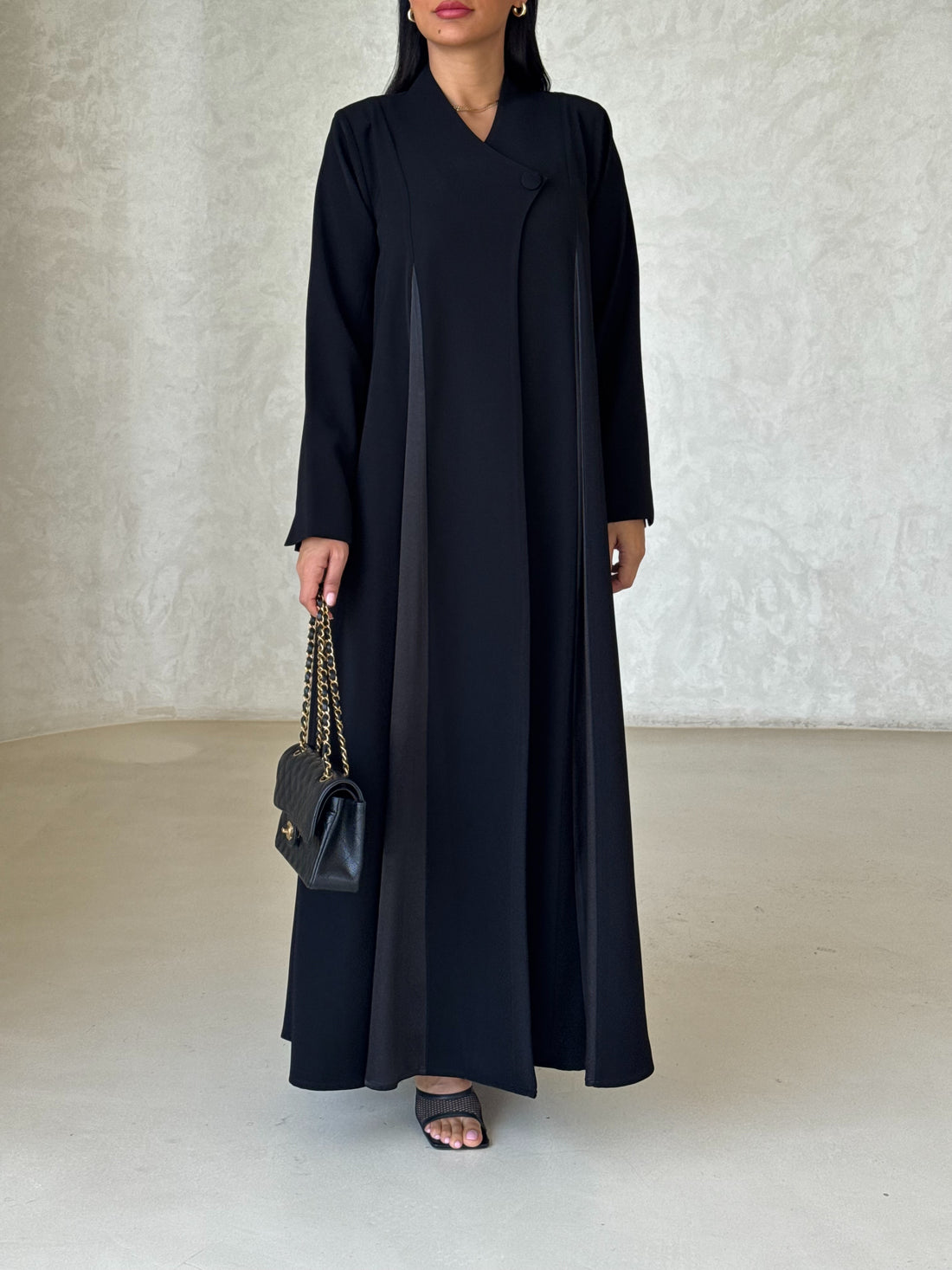 Muna in Black
