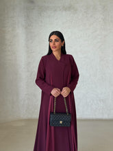 Muna in Maroon