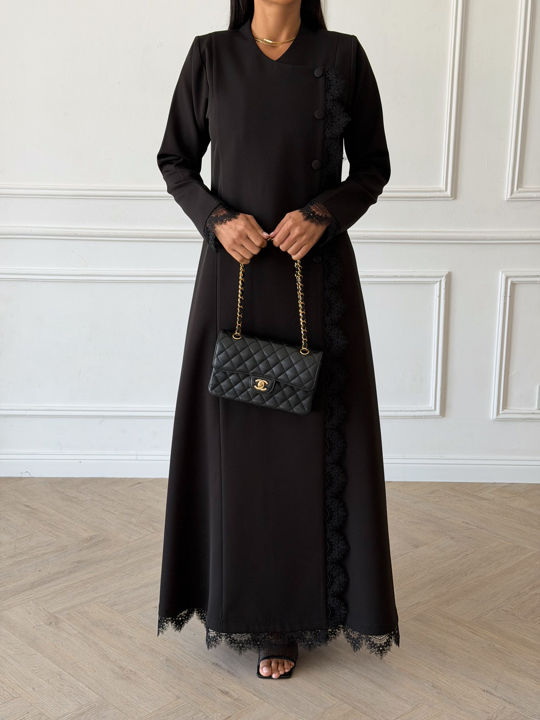 Mouza in Black