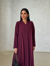 Muna in Maroon